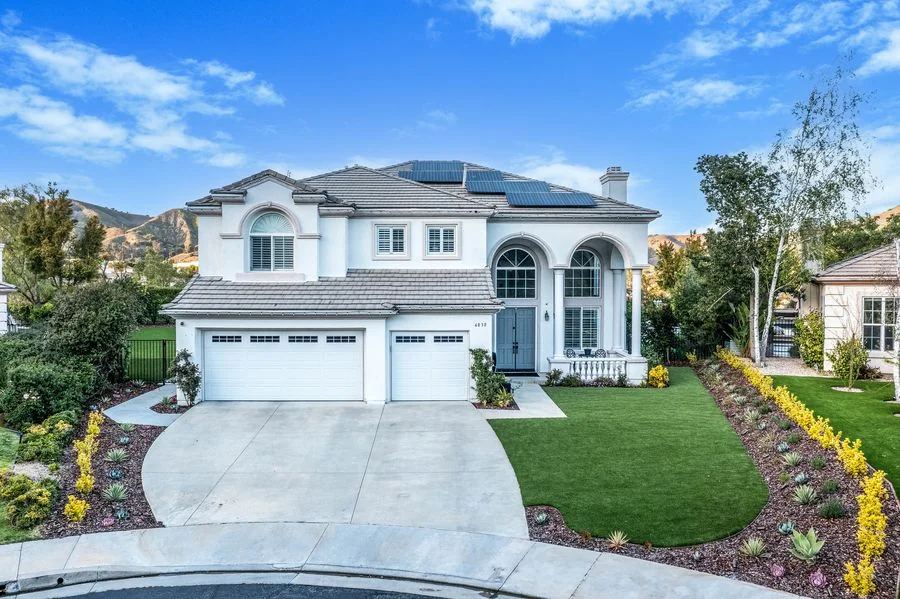 Concrete paver driveway by Mi Casa Exteriors